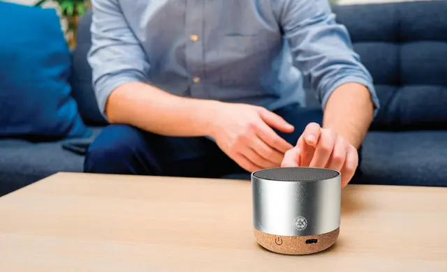 Mini speaker made of recycled aluminum with a cork base